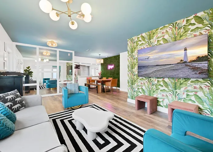 Palms Retreat! Giant Heated Pool-Hottub-Firepit-5Min2Beach-Pets-Ev Chgr