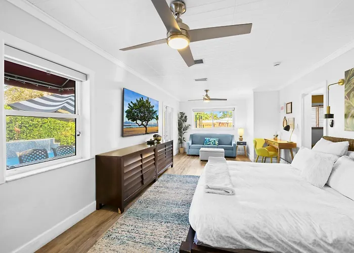 Palms Retreat! Giant Heated Pool-Hottub-Firepit-5Min2Beach-Pets-Ev Chgr